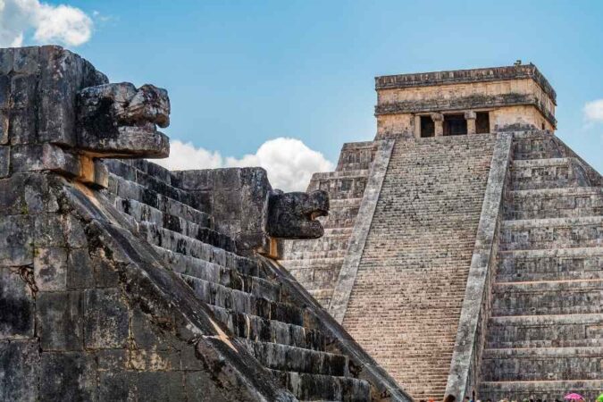 Gros plan sur la pyramide El Castillo et les têtes de serpent en pierre à Chichén Itzá.
