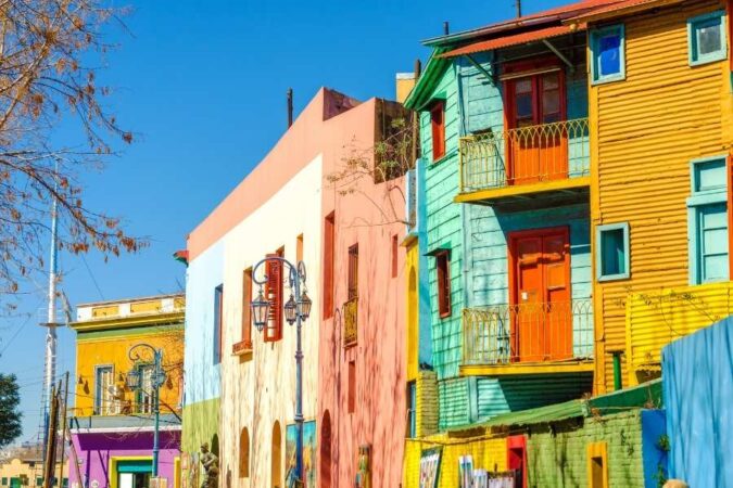 Façades de maisons colorées en tôle ondulée dans le quartier de La Boca, l'un des lieux emblématiques rappelant les monuments de Buenos Aires.